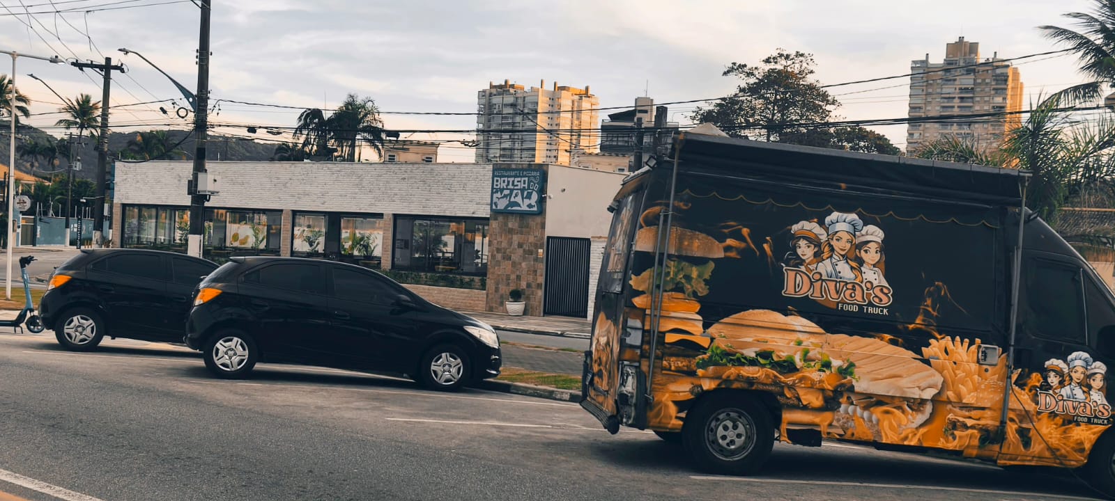 Avenida da Enseada com restaurantes e food trucks