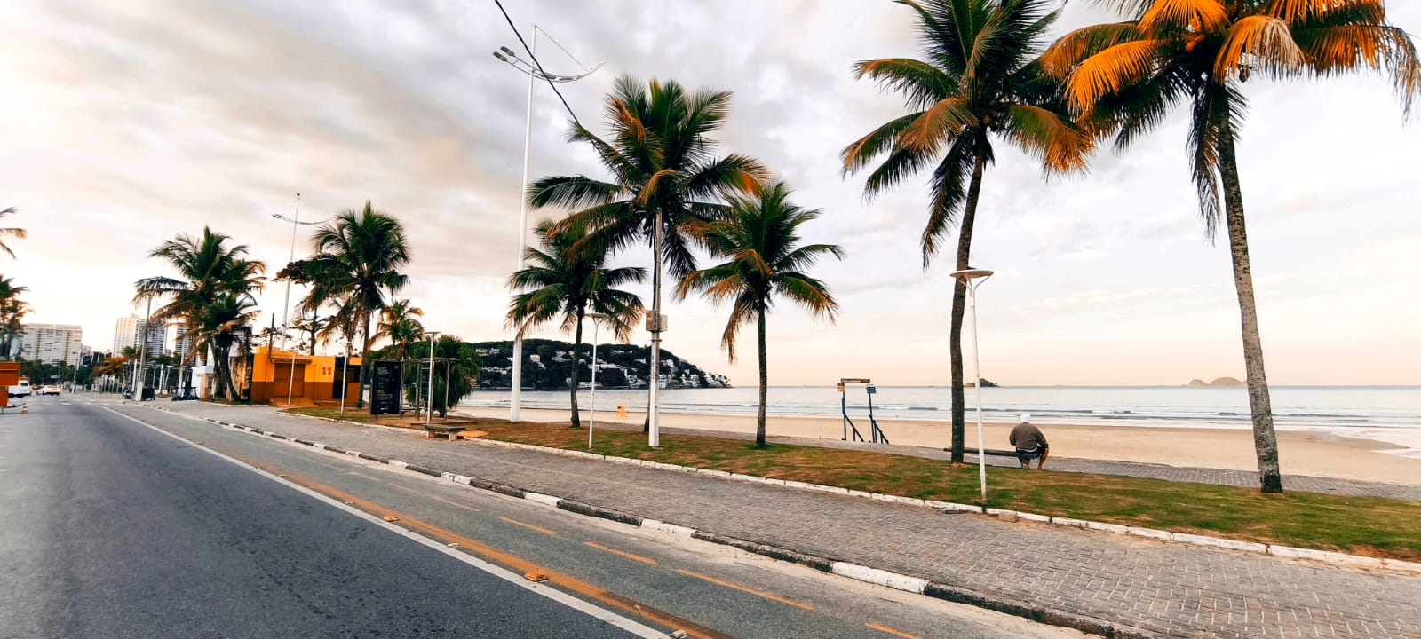 Calçadão da Praia da Enseada ao amanhecer
