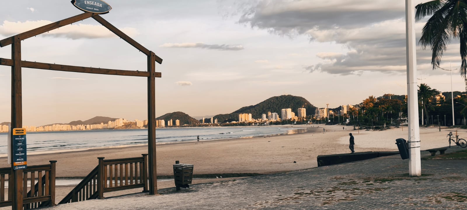 Vista da orla da Enseada a partir do pórtico de madeira, Guarujá