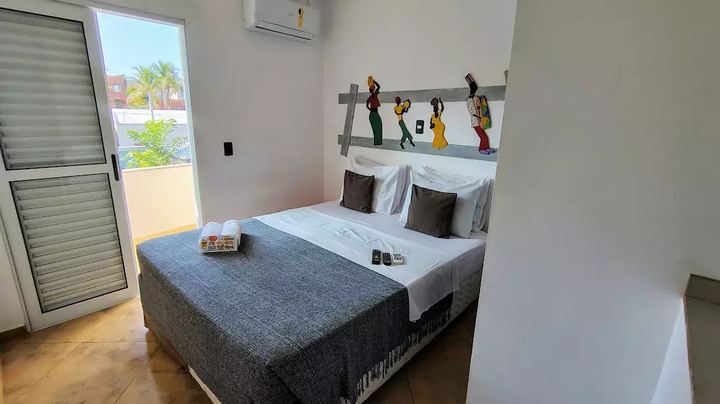 Quarto Casal Superior com varanda no Hotel Pousada Iracemar, Praia da Enseada, Guarujá