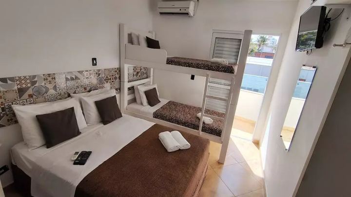 Quarto Quádrupla Beliche para famílias com crianças, pet friendly, no Hotel Pousada Iracemar, Guarujá