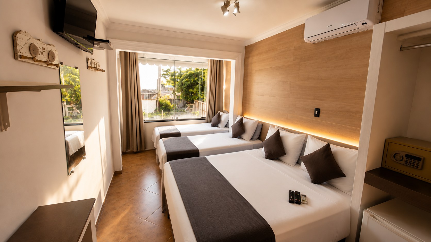 Quarto Quádruplo Superior no Hotel Pousada Iracemar, Praia da Enseada, Guarujá