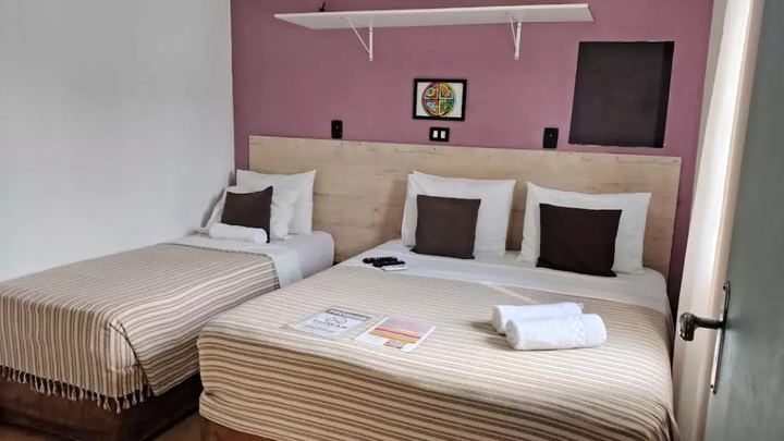 Quarto Triplo Térreo para famílias no Hotel Pousada Iracemar, Guarujá