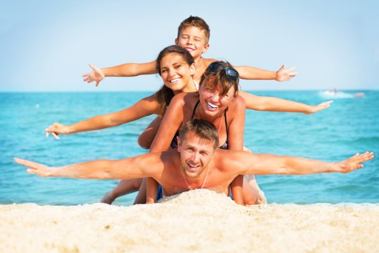 família feliz na praia
