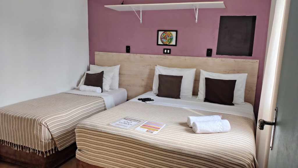 Suíte Triplo Confort PátioTérreo, com janela para o pátio.