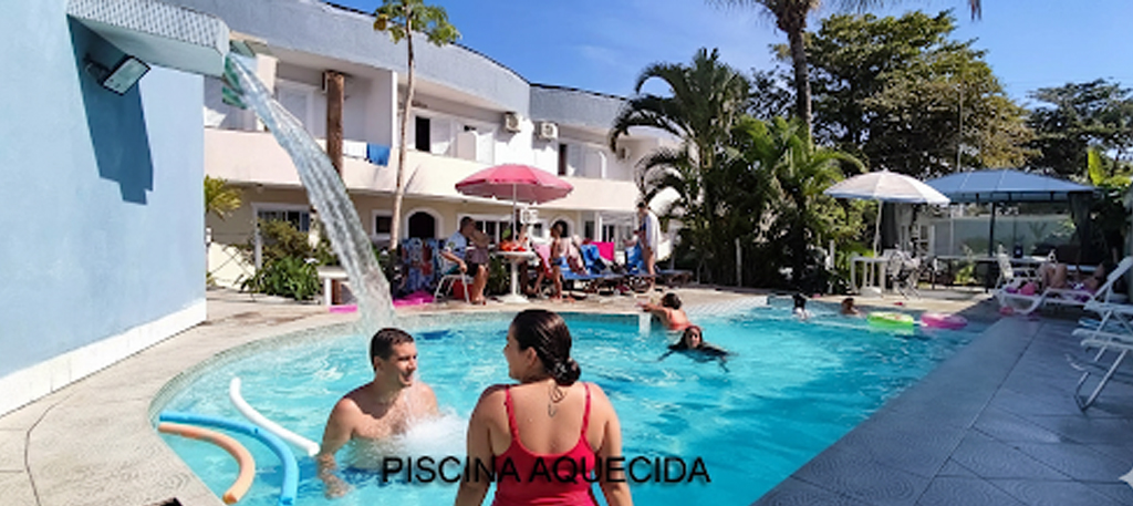 Piscina aquecida com turistas