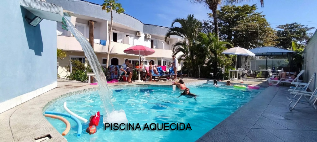 Piscina aquecida com turistas. Mulheres posando para a foto.