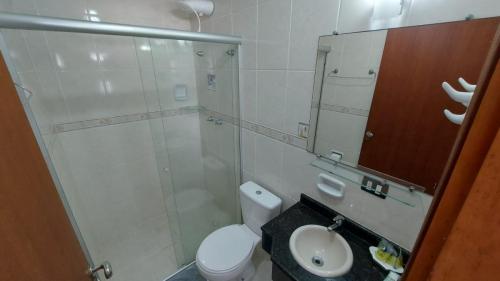 Banheiro moderno e bem equipado, projetado para oferecer conforto e praticidade aos nossos hóspedes
