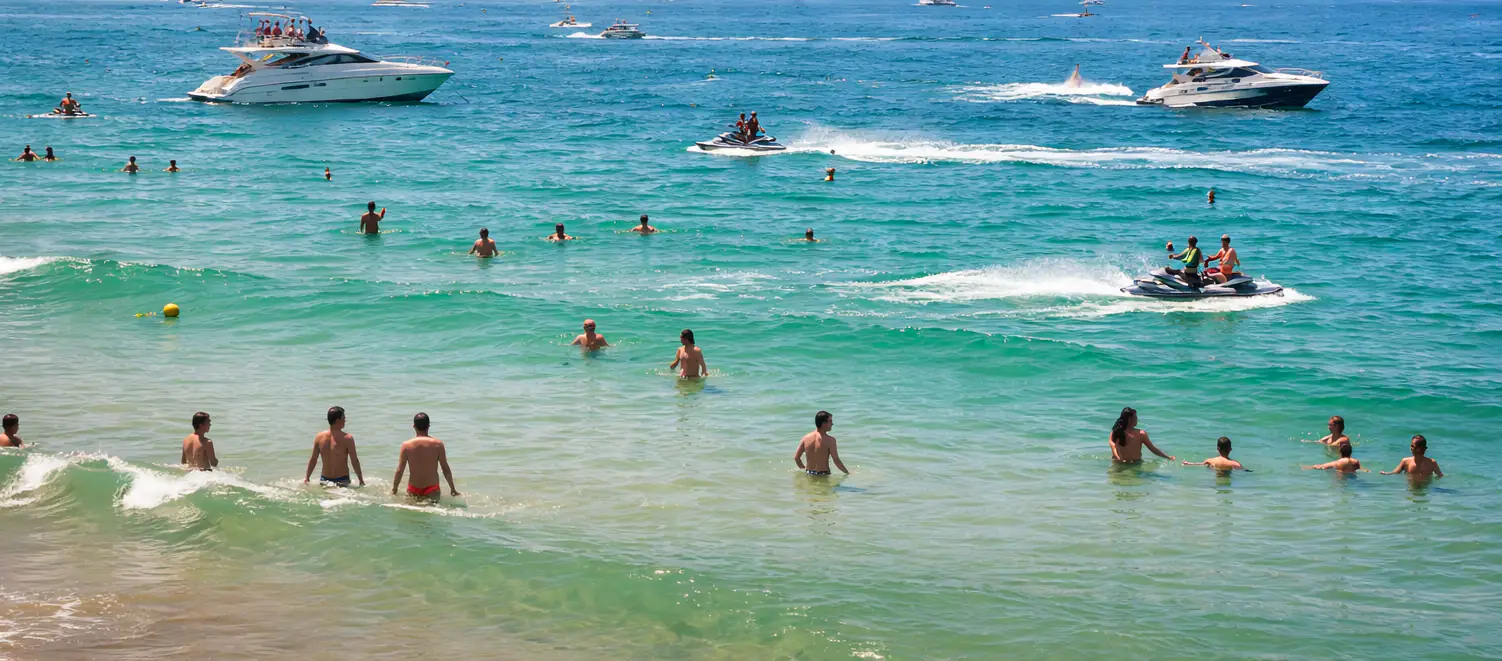 Cen&aacute;rio vibrante e ensolarado da Praia da Enseada, no Guaruj&aacute;.